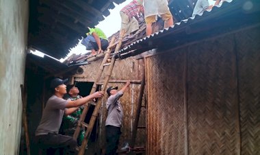 Sinergitas,-Polisi-bersama-TNI-dan-Warga-Tangani-Dampak-Puting-Beliung-di-Bondowoso